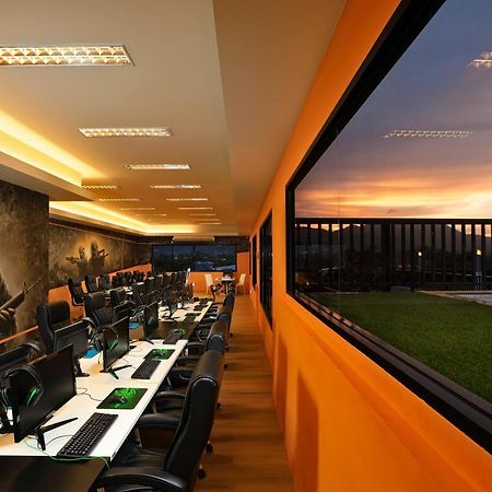 Gamers Paradise Hotel Чалонг Екстер'єр фото